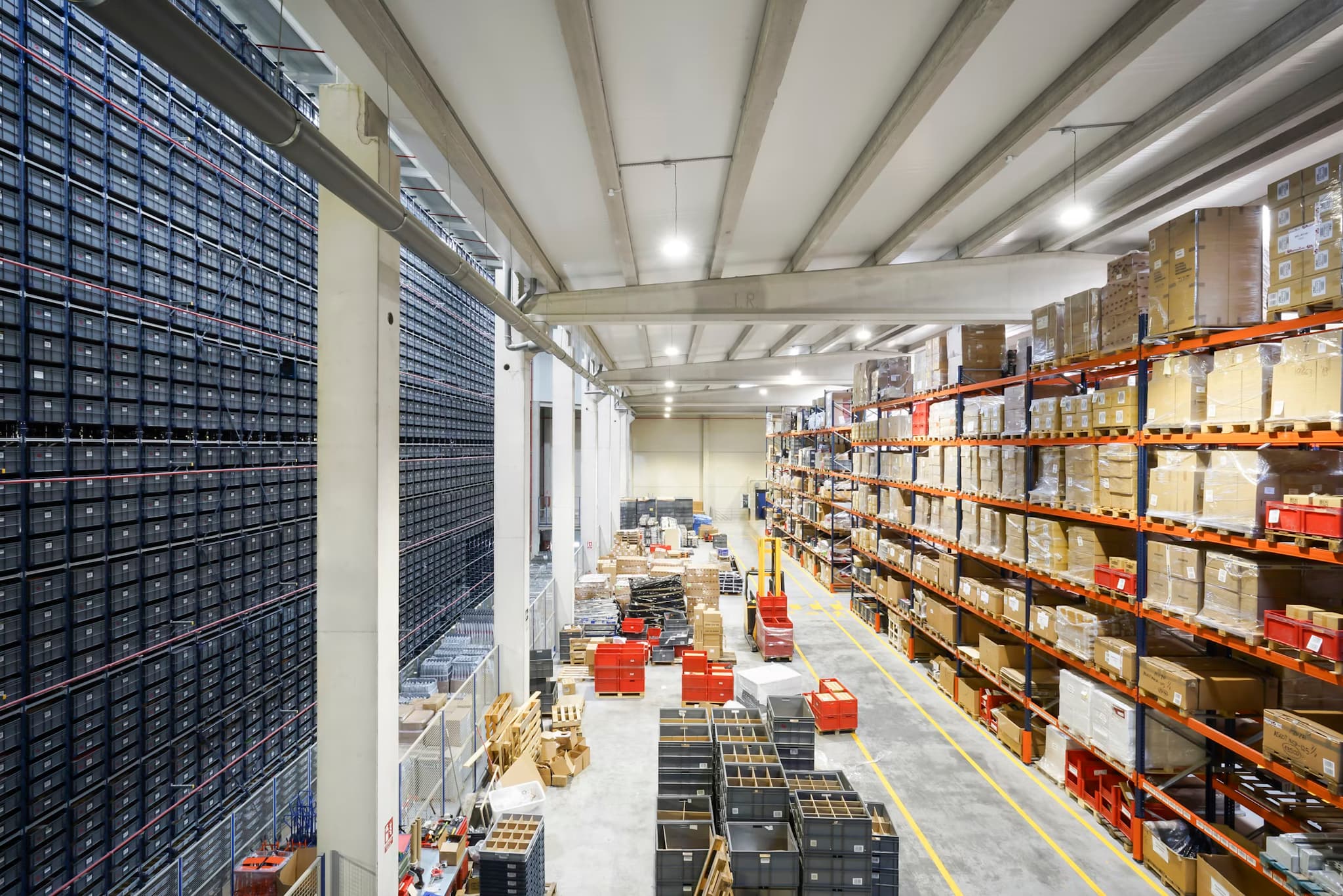 State-of-the-Art Data Warehousing in Life Sciences